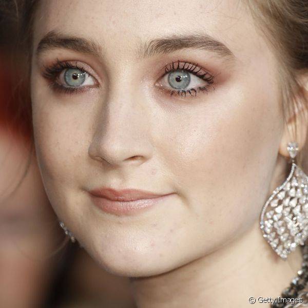 A atriz Saoirse Ronan escolheu a sombra rosada para real?ar o olhar durante exibi??o de 'Brooklyn'
